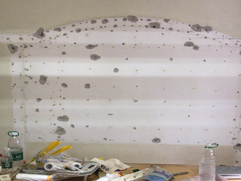 電視背景墻拆除:如果原墻是乳膠漆，且基礎(chǔ)強(qiáng)度較好，經(jīng)簡(jiǎn)單打毛修補(bǔ)后可以直接刷漆，但要注意不要破壞原墻漆膜的完整性，也不要用比原墻乳膠漆附著力好太多的乳膠漆，否則容易起皮脫落；如果原墻是刮瓷，則必須產(chǎn)掉重做，其實(shí)在這方面只要掌握一個(gè)原則，即同等性質(zhì)才能翻新，否則就必須重來(lái)。 如果原墻面的漆已經(jīng)不好了的話，再刷上乳膠漆會(huì)把以前的乳膠漆泡下來(lái)，可以選鮮呼吸SBS強(qiáng)力膠、鮮呼吸卓越型白膠，再刮一遍膩?zhàn)哟蚰ズ笤偎⑷槟z漆。另外，如果經(jīng)濟(jì)條件允許，而你對(duì)原墻質(zhì)量又不滿意的話，建議最好重做。因?yàn)閴γ娴奶幚硎钦麄€(gè)裝修過(guò)程中最骯臟的部分，千萬(wàn)不要圖省事，否則以后會(huì)很麻煩。