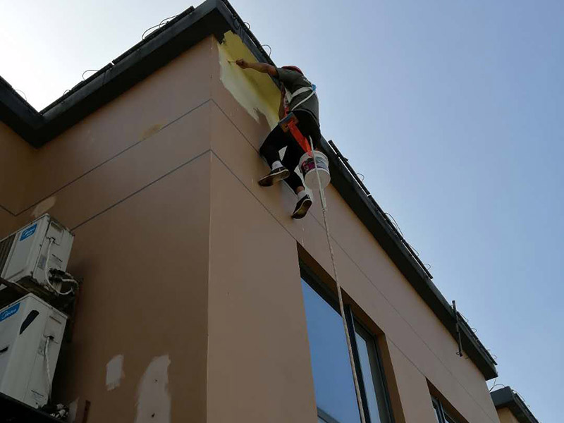 高空外墻防水：1、在室內(nèi)用卷尺丈量漏水點(diǎn)-----對(duì)應(yīng)外墻準(zhǔn)確點(diǎn)---在相應(yīng)處做好標(biāo)識(shí)。2、施工人員要有高空作業(yè)資格，吊繩要牢固韌性好。3、施工過(guò)程中要注意繩子的拉力和磨損程度，關(guān)注高空作業(yè)人員生命安全。4、調(diào)好補(bǔ)縫和補(bǔ)洞的財(cái)為，安排專(zhuān)業(yè)人員做吊繩索施工，從上至下修補(bǔ)裂縫和孔洞。必要時(shí)應(yīng)紗布加強(qiáng)防止開(kāi)裂。5、涂刷外墻防水材料(2遍)，在漏水面積上加大。6、做好修補(bǔ)涂刷自檢后，并清潔瓷片。7、自上而下全部修復(fù)，自檢合格后，方可移離繩索和安全設(shè)施。