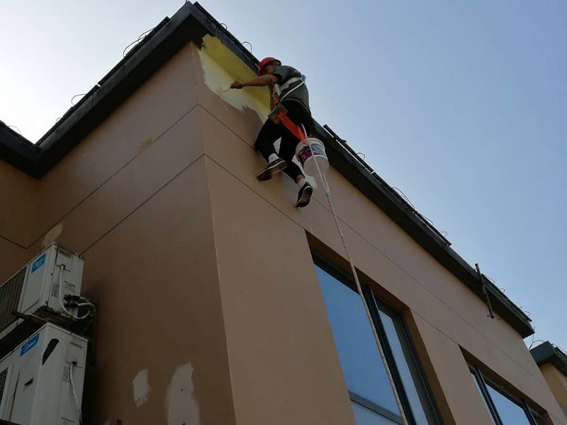 高空外墻防水：1、在室內(nèi)用卷尺丈量漏水點(diǎn)-----對(duì)應(yīng)外墻準(zhǔn)確點(diǎn)---在相應(yīng)處做好標(biāo)識(shí)。2、施工人員要有高空作業(yè)資格，吊繩要牢固韌性好。3、施工過(guò)程中要注意繩子的拉力和磨損程度，關(guān)注高空作業(yè)人員生命安全。4、調(diào)好補(bǔ)縫和補(bǔ)洞的財(cái)為，安排專(zhuān)業(yè)人員做吊繩索施工，從上至下修補(bǔ)裂縫和孔洞。必要時(shí)應(yīng)紗布加強(qiáng)防止開(kāi)裂。5、涂刷外墻防水材料(2遍)，在漏水面積上加大。6、做好修補(bǔ)涂刷自檢后，并清潔瓷片。7、自上而下全部修復(fù)，自檢合格后，方可移離繩索和安全設(shè)施。