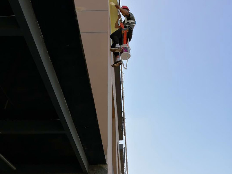 高空外墻防水：1、在室內(nèi)用卷尺丈量漏水點(diǎn)-----對(duì)應(yīng)外墻準(zhǔn)確點(diǎn)---在相應(yīng)處做好標(biāo)識(shí)。2、施工人員要有高空作業(yè)資格，吊繩要牢固韌性好。3、施工過(guò)程中要注意繩子的拉力和磨損程度，關(guān)注高空作業(yè)人員生命安全。4、調(diào)好補(bǔ)縫和補(bǔ)洞的財(cái)為，安排專(zhuān)業(yè)人員做吊繩索施工，從上至下修補(bǔ)裂縫和孔洞。必要時(shí)應(yīng)紗布加強(qiáng)防止開(kāi)裂。5、涂刷外墻防水材料(2遍)，在漏水面積上加大。6、做好修補(bǔ)涂刷自檢后，并清潔瓷片。7、自上而下全部修復(fù)，自檢合格后，方可移離繩索和安全設(shè)施。