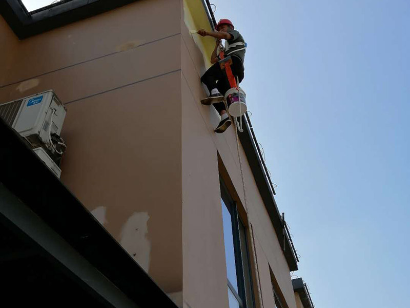 高空外墻防水：1、在室內(nèi)用卷尺丈量漏水點(diǎn)-----對(duì)應(yīng)外墻準(zhǔn)確點(diǎn)---在相應(yīng)處做好標(biāo)識(shí)。2、施工人員要有高空作業(yè)資格，吊繩要牢固韌性好。3、施工過(guò)程中要注意繩子的拉力和磨損程度，關(guān)注高空作業(yè)人員生命安全。4、調(diào)好補(bǔ)縫和補(bǔ)洞的財(cái)為，安排專(zhuān)業(yè)人員做吊繩索施工，從上至下修補(bǔ)裂縫和孔洞。必要時(shí)應(yīng)紗布加強(qiáng)防止開(kāi)裂。5、涂刷外墻防水材料(2遍)，在漏水面積上加大。6、做好修補(bǔ)涂刷自檢后，并清潔瓷片。7、自上而下全部修復(fù)，自檢合格后，方可移離繩索和安全設(shè)施。