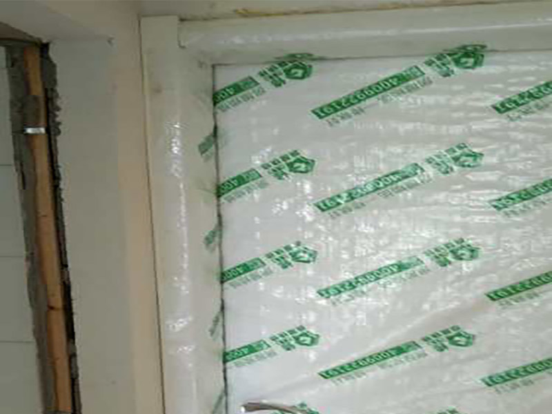 門窗家具保護(hù)方案:地板保護(hù)，地板保護(hù)需要使用pvc+棉保護(hù)膜 （薄的保護(hù)膜會在裝修過程中踩壞），沿墻邊使用家較寬的地板專用膠帶密封。家居保護(hù)只需要使用普通pvc保護(hù)膜即可，注意下方要留足保護(hù)膜遮蓋下方地板。門窗保護(hù):使用無紡布門窗保護(hù)膜，裁剪適當(dāng)大小貼在窗戶上級窗戶框上即可。門使用pvc保護(hù)膜