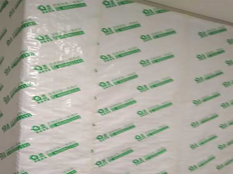 門窗家具保護(hù)方案:地板保護(hù)，地板保護(hù)需要使用pvc+棉保護(hù)膜 （薄的保護(hù)膜會在裝修過程中踩壞），沿墻邊使用家較寬的地板專用膠帶密封。家居保護(hù)只需要使用普通pvc保護(hù)膜即可，注意下方要留足保護(hù)膜遮蓋下方地板。門窗保護(hù):使用無紡布門窗保護(hù)膜，裁剪適當(dāng)大小貼在窗戶上級窗戶框上即可。門使用pvc保護(hù)膜