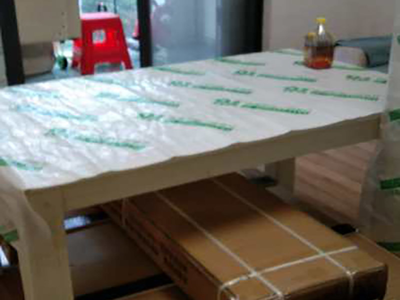 門窗家具保護(hù)方案:地板保護(hù)，地板保護(hù)需要使用pvc+棉保護(hù)膜 （薄的保護(hù)膜會在裝修過程中踩壞），沿墻邊使用家較寬的地板專用膠帶密封。家居保護(hù)只需要使用普通pvc保護(hù)膜即可，注意下方要留足保護(hù)膜遮蓋下方地板。門窗保護(hù):使用無紡布門窗保護(hù)膜，裁剪適當(dāng)大小貼在窗戶上級窗戶框上即可。門使用pvc保護(hù)膜