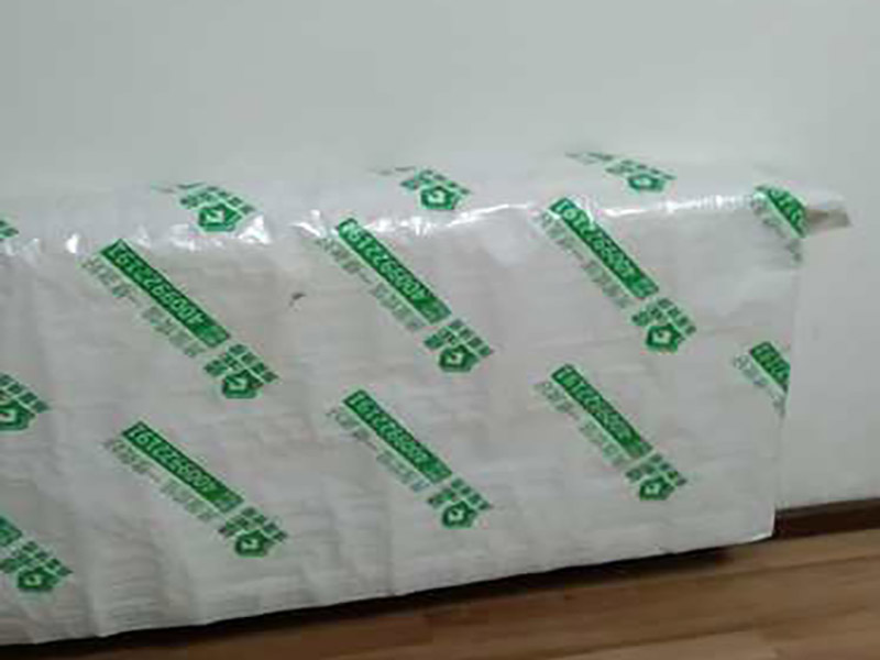 門窗家具保護(hù)方案:地板保護(hù)，地板保護(hù)需要使用pvc+棉保護(hù)膜 （薄的保護(hù)膜會在裝修過程中踩壞），沿墻邊使用家較寬的地板專用膠帶密封。家居保護(hù)只需要使用普通pvc保護(hù)膜即可，注意下方要留足保護(hù)膜遮蓋下方地板。門窗保護(hù):使用無紡布門窗保護(hù)膜，裁剪適當(dāng)大小貼在窗戶上級窗戶框上即可。門使用pvc保護(hù)膜