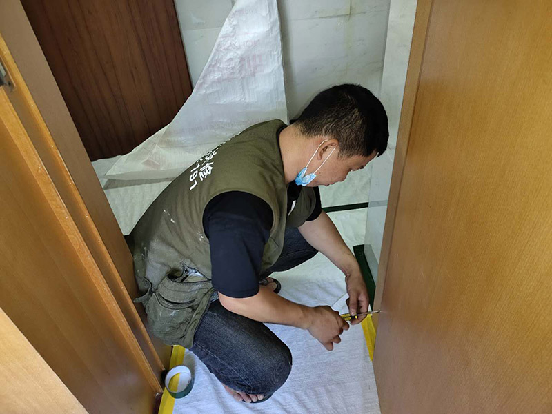 木門安裝服務(wù)：首先我們要組裝門套。將木門的各個(gè)部件整理好了，此時(shí)只需要將門套與立板根據(jù)編號(hào)接合。接下來將門套安裝進(jìn)門洞里。這是比較重要的一個(gè)木門安裝步驟，應(yīng)該先將門套的四周固定好，要注意門套是否與地面垂直，這時(shí)候的木門安裝標(biāo)準(zhǔn)是垂直誤差不可以超過2mm,水平誤差不允許超過1mm。然后就是安裝門扇了，密封條一定要做好。最后是安裝五金，包括門鎖、合頁、門吸等，一定要確保靈活、牢固。 木門安裝時(shí)一定要預(yù)留洞口，而不是采取邊安裝邊砌口的做法，因?yàn)檫@會(huì)讓木門安裝時(shí)的誤差非常大。  木門安裝要注意墻體的干燥程度。