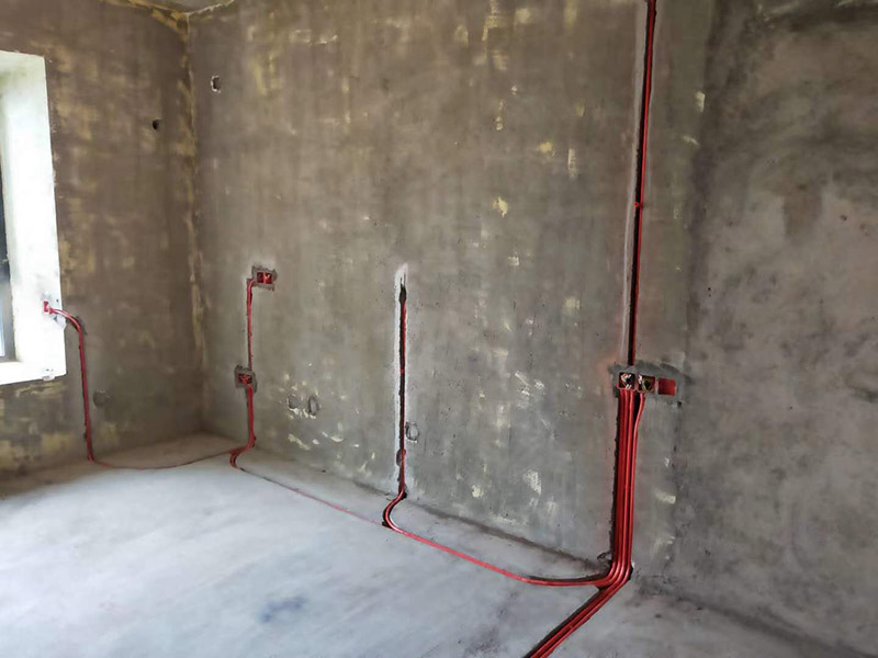 全屋電路布線：首先要根據(jù)電路的用途進(jìn)行電路定位。比如，開關(guān)、插座、燈等根據(jù)要求進(jìn)行定位。定位完成后，根據(jù)定位和電路走向，開布線槽。線路槽很有講究，要橫平豎直。不過，規(guī)范的做法是盡量少開橫槽，會(huì)影響墻的承受力。開槽深度應(yīng)一致，一般為PVC管直徑+10mm，要求槽線筆直。 線管有冷彎管和PVC管兩種，最好用315重型PVC管，冷彎管可以彎曲而不斷裂，是布線的最好選擇，因?yàn)樗霓D(zhuǎn)角是有弧度的，線可以隨時(shí)更換，而不用開墻。冷彎管要用彎管工具，弧度應(yīng)該是線管直徑的6倍，先排管，后用鋼絲穿過，便于以后線路升級(jí)、維修。