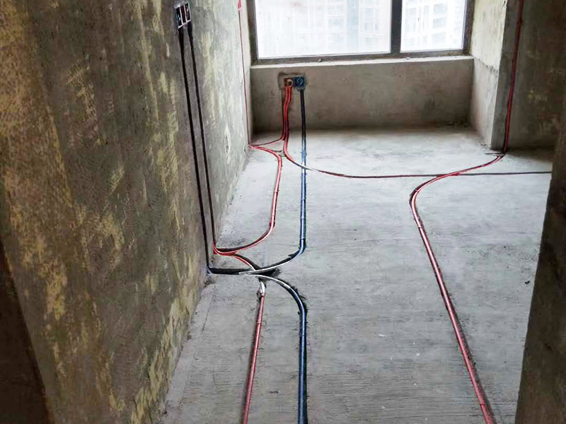 全屋電路布線：首先要根據(jù)電路的用途進(jìn)行電路定位。比如，開關(guān)、插座、燈等根據(jù)要求進(jìn)行定位。定位完成后，根據(jù)定位和電路走向，開布線槽。線路槽很有講究，要橫平豎直。不過，規(guī)范的做法是盡量少開橫槽，會(huì)影響墻的承受力。開槽深度應(yīng)一致，一般為PVC管直徑+10mm，要求槽線筆直。 線管有冷彎管和PVC管兩種，最好用315重型PVC管，冷彎管可以彎曲而不斷裂，是布線的最好選擇，因?yàn)樗霓D(zhuǎn)角是有弧度的，線可以隨時(shí)更換，而不用開墻。冷彎管要用彎管工具，弧度應(yīng)該是線管直徑的6倍，先排管，后用鋼絲穿過，便于以后線路升級(jí)、維修。
