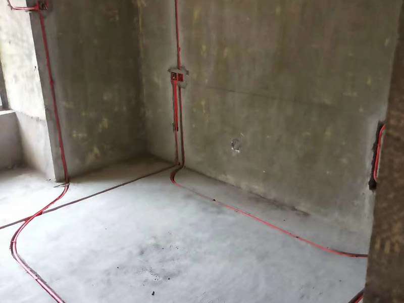 全屋電路布線：首先要根據(jù)電路的用途進(jìn)行電路定位。比如，開關(guān)、插座、燈等根據(jù)要求進(jìn)行定位。定位完成后，根據(jù)定位和電路走向，開布線槽。線路槽很有講究，要橫平豎直。不過，規(guī)范的做法是盡量少開橫槽，會(huì)影響墻的承受力。開槽深度應(yīng)一致，一般為PVC管直徑+10mm，要求槽線筆直。 線管有冷彎管和PVC管兩種，最好用315重型PVC管，冷彎管可以彎曲而不斷裂，是布線的最好選擇，因?yàn)樗霓D(zhuǎn)角是有弧度的，線可以隨時(shí)更換，而不用開墻。冷彎管要用彎管工具，弧度應(yīng)該是線管直徑的6倍，先排管，后用鋼絲穿過，便于以后線路升級(jí)、維修。