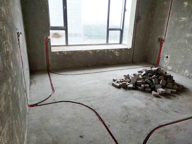全屋電路布線：首先要根據(jù)電路的用途進(jìn)行電路定位。比如，開關(guān)、插座、燈等根據(jù)要求進(jìn)行定位。定位完成后，根據(jù)定位和電路走向，開布線槽。線路槽很有講究，要橫平豎直。不過，規(guī)范的做法是盡量少開橫槽，會(huì)影響墻的承受力。開槽深度應(yīng)一致，一般為PVC管直徑+10mm，要求槽線筆直。 線管有冷彎管和PVC管兩種，最好用315重型PVC管，冷彎管可以彎曲而不斷裂，是布線的最好選擇，因?yàn)樗霓D(zhuǎn)角是有弧度的，線可以隨時(shí)更換，而不用開墻。冷彎管要用彎管工具，弧度應(yīng)該是線管直徑的6倍，先排管，后用鋼絲穿過，便于以后線路升級(jí)、維修。