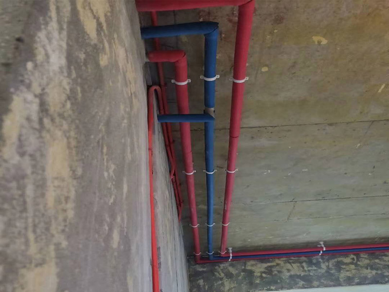 全屋電路布線：首先要根據(jù)電路的用途進(jìn)行電路定位。比如，開關(guān)、插座、燈等根據(jù)要求進(jìn)行定位。定位完成后，根據(jù)定位和電路走向，開布線槽。線路槽很有講究，要橫平豎直。不過，規(guī)范的做法是盡量少開橫槽，會(huì)影響墻的承受力。開槽深度應(yīng)一致，一般為PVC管直徑+10mm，要求槽線筆直。 線管有冷彎管和PVC管兩種，最好用315重型PVC管，冷彎管可以彎曲而不斷裂，是布線的最好選擇，因?yàn)樗霓D(zhuǎn)角是有弧度的，線可以隨時(shí)更換，而不用開墻。冷彎管要用彎管工具，弧度應(yīng)該是線管直徑的6倍，先排管，后用鋼絲穿過，便于以后線路升級(jí)、維修。