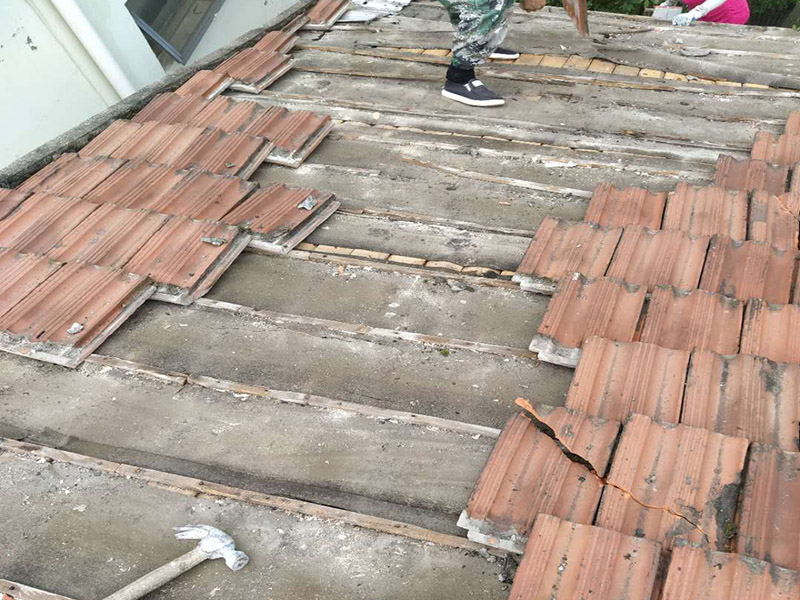 瓦房拆除防水維修：在屋頂擺列的椽子上，一般會加蓋一層木板，稱作望板，用以承托苫背和瓦件，除了木質(zhì)望板之外，還有荊芭，瓦芭，席箔，葦箔，望磚等其他材料，在這一層上面使用泥灰做防水層，這個操作就是所謂的苫背。防水層先以白灰膏封閉望板的縫隙，再鋪青灰，類似于現(xiàn)在的混凝土，然后加上10厘米左右的灰背，以石灰和細(xì)粘土混合拍實，用以做剛性防水。瓦件的疊加總會有滲漏，這是第二道防線。當(dāng)然還有使用類似現(xiàn)在金屬卷材的鉛錫背，防水性能更佳。