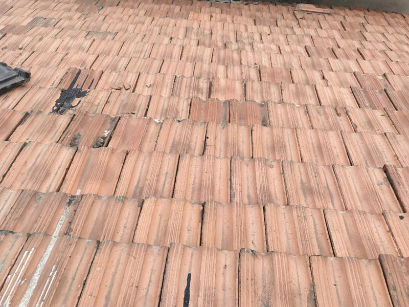 瓦房拆除防水維修：在屋頂擺列的椽子上，一般會加蓋一層木板，稱作望板，用以承托苫背和瓦件，除了木質(zhì)望板之外，還有荊芭，瓦芭，席箔，葦箔，望磚等其他材料，在這一層上面使用泥灰做防水層，這個操作就是所謂的苫背。防水層先以白灰膏封閉望板的縫隙，再鋪青灰，類似于現(xiàn)在的混凝土，然后加上10厘米左右的灰背，以石灰和細(xì)粘土混合拍實，用以做剛性防水。瓦件的疊加總會有滲漏，這是第二道防線。當(dāng)然還有使用類似現(xiàn)在金屬卷材的鉛錫背，防水性能更佳。