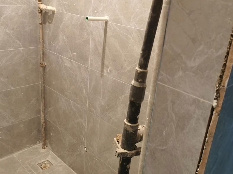 衛(wèi)生間貼磚施工：應(yīng)全部清理墻面上的各類污物，打掃干凈現(xiàn)場(chǎng)，特別是腳落里。用泥刀先批墻，后用水泥漿找平。這個(gè)工序很重要，確保底子平，防止貼后空鼓。墻面要刷防水涂料，防止貼后浸水，一般高度不低于1.8米，刷的時(shí)候會(huì)稍高一些。根據(jù)設(shè)計(jì)鋪貼圖樣的要求，確定排磚方案，用墨斗彈線，以減少施工損耗。把剛剛攪拌好的粘結(jié)劑漿料均勻的刮到墻上。瓷磚上墻將經(jīng)過預(yù)先清潔的瓷磚平整地鋪貼在粘結(jié)劑漿料基層上，使用橡膠錘將瓷磚拍實(shí)鋪平。施工過程中，可小幅度轉(zhuǎn)動(dòng)瓷磚，使?jié){料與瓷磚背面充分接觸。專家建議在鋪貼時(shí)，隨機(jī)取下已鋪貼于基層上的瓷磚作檢查。確保漿料與瓷磚背面的充分接觸。 留縫大小調(diào)整根據(jù)瓷磚的尺寸，在磚與磚之間預(yù)留相應(yīng)尺寸的縫隙留待嵌縫?？捎醚篮灥认裙潭ǎ辰Y(jié)劑具有一定的可調(diào)整性，可對(duì)留縫的大小進(jìn)行調(diào)整。