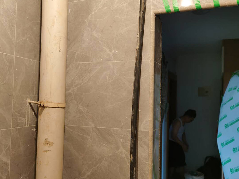 衛(wèi)生間貼磚施工：應(yīng)全部清理墻面上的各類污物，打掃干凈現(xiàn)場(chǎng)，特別是腳落里。用泥刀先批墻，后用水泥漿找平。這個(gè)工序很重要，確保底子平，防止貼后空鼓。墻面要刷防水涂料，防止貼后浸水，一般高度不低于1.8米，刷的時(shí)候會(huì)稍高一些。根據(jù)設(shè)計(jì)鋪貼圖樣的要求，確定排磚方案，用墨斗彈線，以減少施工損耗。把剛剛攪拌好的粘結(jié)劑漿料均勻的刮到墻上。瓷磚上墻將經(jīng)過預(yù)先清潔的瓷磚平整地鋪貼在粘結(jié)劑漿料基層上，使用橡膠錘將瓷磚拍實(shí)鋪平。施工過程中，可小幅度轉(zhuǎn)動(dòng)瓷磚，使?jié){料與瓷磚背面充分接觸。專家建議在鋪貼時(shí)，隨機(jī)取下已鋪貼于基層上的瓷磚作檢查。確保漿料與瓷磚背面的充分接觸。 留縫大小調(diào)整根據(jù)瓷磚的尺寸，在磚與磚之間預(yù)留相應(yīng)尺寸的縫隙留待嵌縫?？捎醚篮灥认裙潭?，粘結(jié)劑具有一定的可調(diào)整性，可對(duì)留縫的大小進(jìn)行調(diào)整。