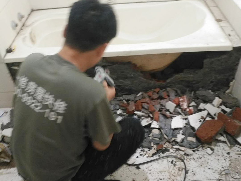 衛(wèi)生間整體拆除方案：首先，拆除瓷磚時要用電，而電是從客廳臨時拉的，為了避免在施工過程中發(fā)生觸電的現(xiàn)象，將電拉進衛(wèi)生間內(nèi)。其次，舊房改造拆除瓷磚時可以用沖擊電鉆，這種工具方便快捷，可自由更換。但在使用前應檢查其是否靈活，可以通過空轉(zhuǎn)一分鐘的方法進行檢驗。用完之后及時進行清理。，梯子也是少不了的工具之一，它可以幫助工人拆掉處于高處的瓷磚，還可以架起臨時插座。拆磚應從下至上進行，在施工過程中對地面及時進行處理，以免因垃圾過多從而影響后面的工作。同時要處理好房內(nèi)的防水層。拆除插座與水龍頭附近的瓷磚時應小心，以免損壞水電設備。
