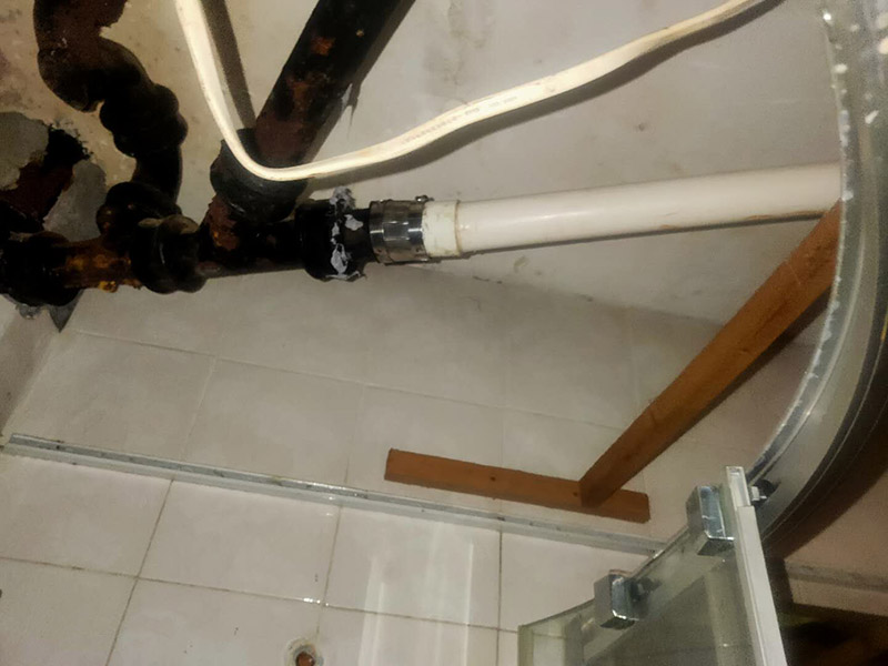浴室水管維修更換：水管安裝后一定要進行增壓測試：增壓測試一般是在1.5倍水壓的情況下進行,在測試中應(yīng)沒有漏水現(xiàn)象。 水管走頂最安全。主要是水路改造大部分走暗管，而水的特性是水往低處流。如果管路走地下，一但發(fā)生漏水很難及時發(fā)現(xiàn)，只有水漫金山或者地板變形以及漏到樓下，才會發(fā)現(xiàn)漏水，且由于水管暗埋很難查出漏水之處。這時巨大的損失更是無法挽回，甚至嚴重的影響了友好的鄰里關(guān)系;如果水管走頂部，可能水改時費用高些，但做為一項長遠投資來看，是值得的。水管走頂，即使漏水，也能夠及時發(fā)現(xiàn)，便于檢修，損失也較小。