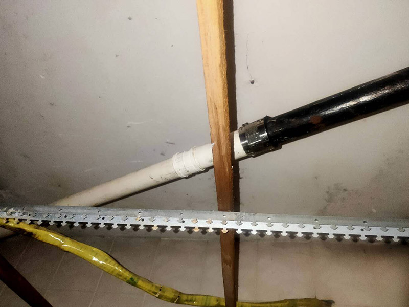 浴室水管維修更換：水管安裝后一定要進行增壓測試：增壓測試一般是在1.5倍水壓的情況下進行,在測試中應(yīng)沒有漏水現(xiàn)象。 水管走頂最安全。主要是水路改造大部分走暗管，而水的特性是水往低處流。如果管路走地下，一但發(fā)生漏水很難及時發(fā)現(xiàn)，只有水漫金山或者地板變形以及漏到樓下，才會發(fā)現(xiàn)漏水，且由于水管暗埋很難查出漏水之處。這時巨大的損失更是無法挽回，甚至嚴重的影響了友好的鄰里關(guān)系;如果水管走頂部，可能水改時費用高些，但做為一項長遠投資來看，是值得的。水管走頂，即使漏水，也能夠及時發(fā)現(xiàn)，便于檢修，損失也較小。
