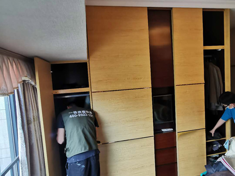 客廳背景墻拆除：拆除背景墻,具體需要看你是何種材料制作的背景墻。如果是大理石的,可以先輕輕砸一塊然后撬開其它,注意在施工過程中要慢點,以免破壞墻體。實在不行可以去找專業(yè)的施工人員,他們又工具很好拆的,而且不會對墻有損壞。