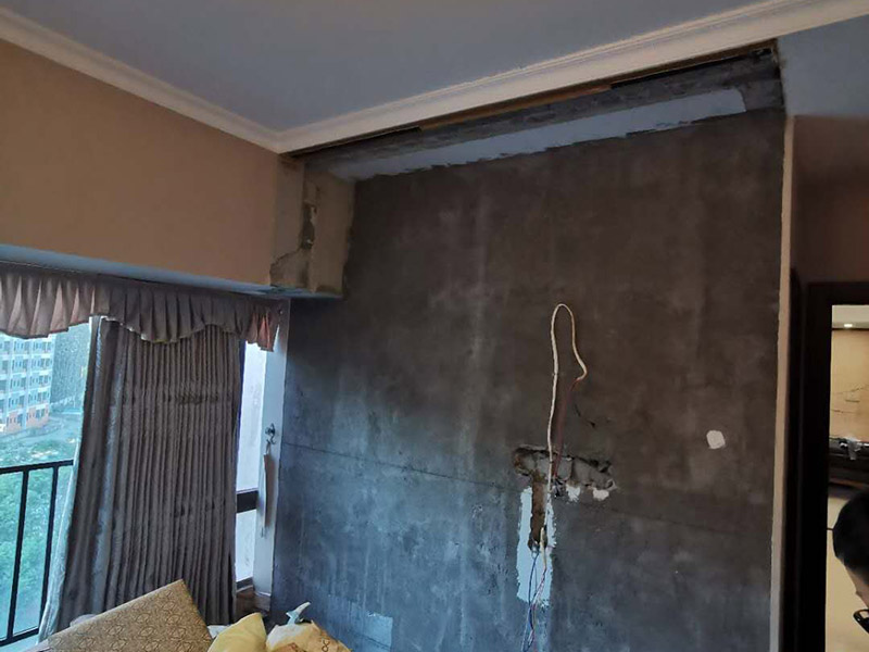 客廳背景墻拆除：拆除背景墻,具體需要看你是何種材料制作的背景墻。如果是大理石的,可以先輕輕砸一塊然后撬開其它,注意在施工過程中要慢點,以免破壞墻體。實在不行可以去找專業(yè)的施工人員,他們又工具很好拆的,而且不會對墻有損壞。