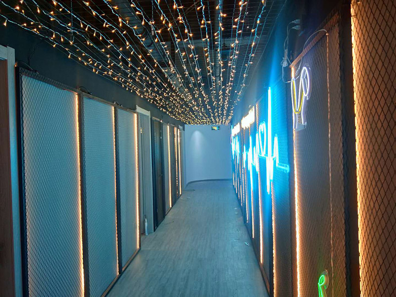 各類燈具安裝：先買好需要安裝的燈具，如果安裝的燈具比較高，需要準(zhǔn)備好一個人字梯。安裝前要把電源總閘關(guān)閉，然后再把燈具放在要安裝的位置，旋緊螺絲將燈具固定在天花板上，最后打開總閘看是否有亮。安裝燈具時大多要鉆孔，所以使用沖擊鉆時要注意安全。