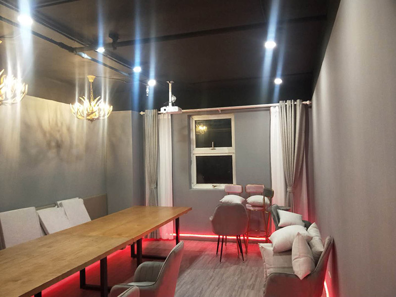 各類燈具安裝：先買好需要安裝的燈具，如果安裝的燈具比較高，需要準(zhǔn)備好一個人字梯。安裝前要把電源總閘關(guān)閉，然后再把燈具放在要安裝的位置，旋緊螺絲將燈具固定在天花板上，最后打開總閘看是否有亮。安裝燈具時大多要鉆孔，所以使用沖擊鉆時要注意安全。