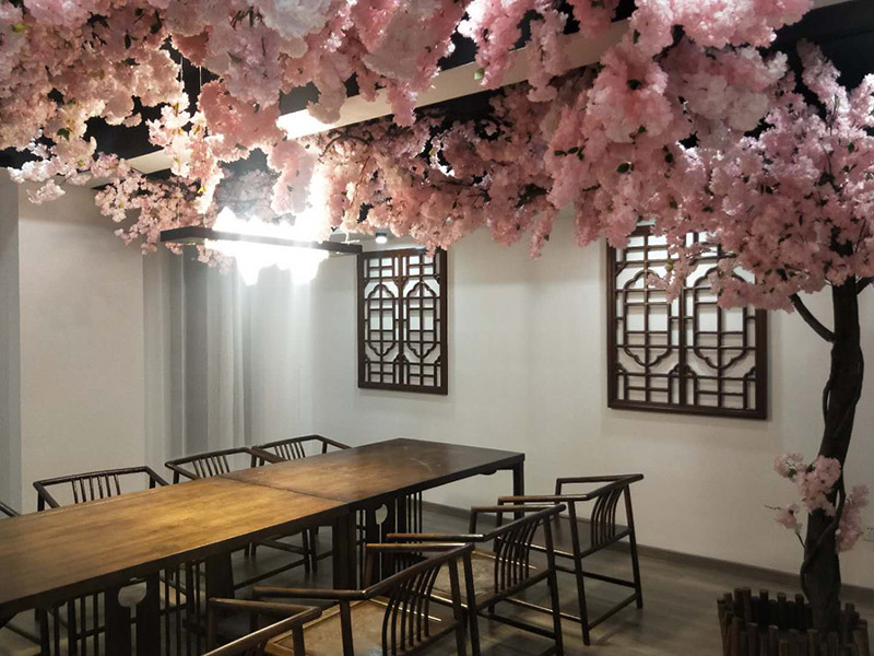 各類燈具安裝：先買好需要安裝的燈具，如果安裝的燈具比較高，需要準(zhǔn)備好一個人字梯。安裝前要把電源總閘關(guān)閉，然后再把燈具放在要安裝的位置，旋緊螺絲將燈具固定在天花板上，最后打開總閘看是否有亮。安裝燈具時大多要鉆孔，所以使用沖擊鉆時要注意安全。