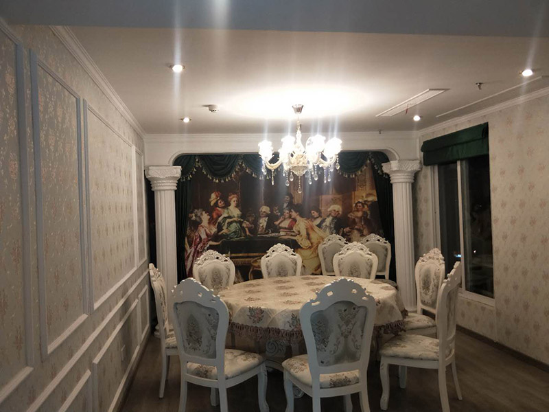 各類燈具安裝：先買好需要安裝的燈具，如果安裝的燈具比較高，需要準(zhǔn)備好一個人字梯。安裝前要把電源總閘關(guān)閉，然后再把燈具放在要安裝的位置，旋緊螺絲將燈具固定在天花板上，最后打開總閘看是否有亮。安裝燈具時大多要鉆孔，所以使用沖擊鉆時要注意安全。