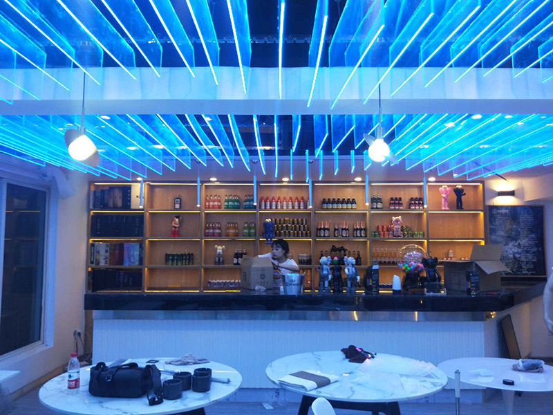 各類燈具安裝：先買好需要安裝的燈具，如果安裝的燈具比較高，需要準(zhǔn)備好一個人字梯。安裝前要把電源總閘關(guān)閉，然后再把燈具放在要安裝的位置，旋緊螺絲將燈具固定在天花板上，最后打開總閘看是否有亮。安裝燈具時大多要鉆孔，所以使用沖擊鉆時要注意安全。