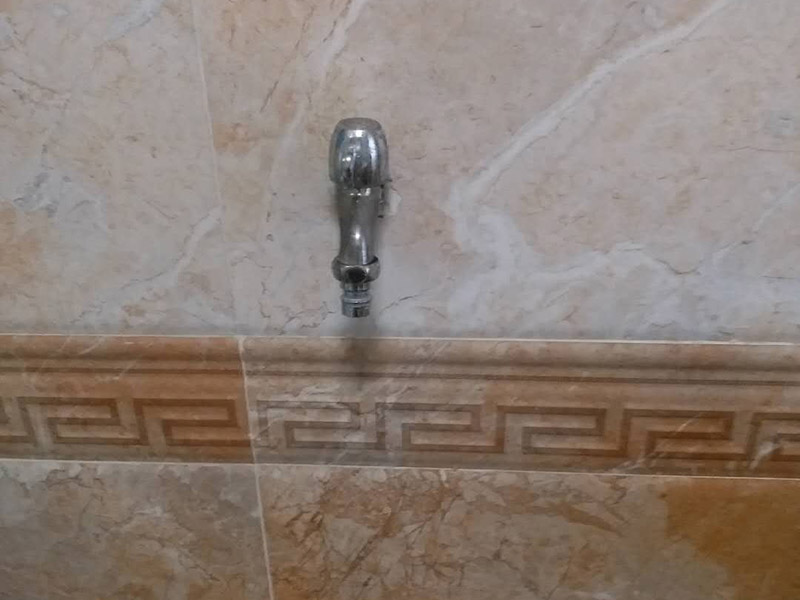 水龍頭角閥更換：關(guān)水管總閘，讓斷掉處的水管內(nèi)的水流干。小區(qū)總閘一般是在樓梯間，電梯間，開(kāi)關(guān)就在水表旁邊。讓開(kāi)關(guān)垂直水管即為關(guān)閉。將斷頭管鋸開(kāi)了一個(gè)小口，接下來(lái)，就用平口一字螺絲刀，和小榔頭，將斷頭鑿出。用平口螺絲刀刀口對(duì)準(zhǔn)斷頭剛被鋸條鋸出的口子的旁邊的管壁，然后用榔頭敲擊螺絲刀的木柄頂部，這樣便可輕易剔除斷頭，只要打開(kāi)一個(gè)小口，后面的用螺絲刀輕輕一撮就全部掉了。 最后安裝角閥或者水龍頭了，需要提前買好匹配的水龍頭或者角閥。在安裝之前，需要先將水膠帶纏繞在角閥或水龍頭絲口上，可以稍微弄點(diǎn)水濕潤(rùn)一下，更好纏繞，纏繞的時(shí)候要采用逆時(shí)針?lè)较蚶p繞。