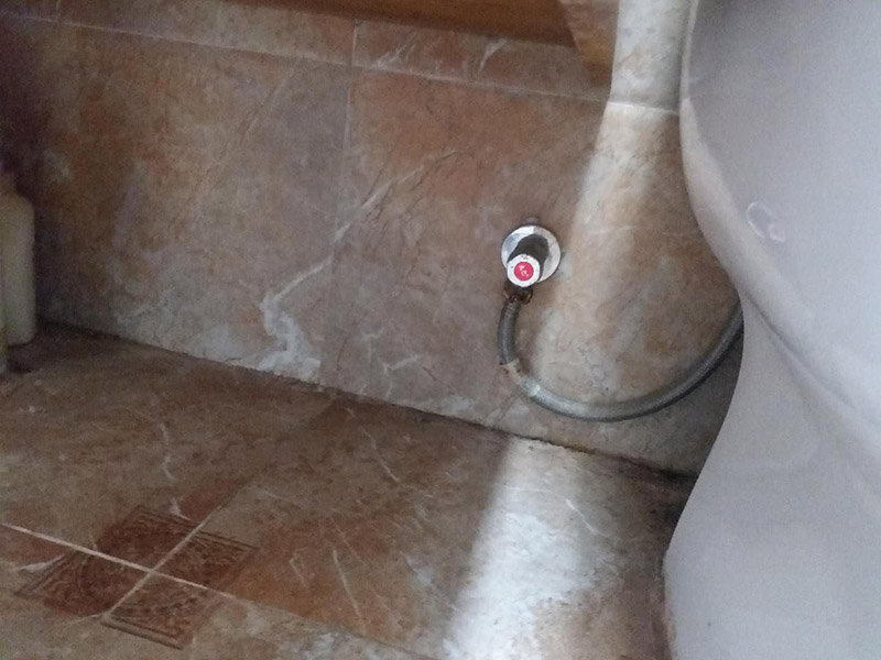 水龍頭角閥更換：關(guān)水管總閘，讓斷掉處的水管內(nèi)的水流干。小區(qū)總閘一般是在樓梯間，電梯間，開(kāi)關(guān)就在水表旁邊。讓開(kāi)關(guān)垂直水管即為關(guān)閉。將斷頭管鋸開(kāi)了一個(gè)小口，接下來(lái)，就用平口一字螺絲刀，和小榔頭，將斷頭鑿出。用平口螺絲刀刀口對(duì)準(zhǔn)斷頭剛被鋸條鋸出的口子的旁邊的管壁，然后用榔頭敲擊螺絲刀的木柄頂部，這樣便可輕易剔除斷頭，只要打開(kāi)一個(gè)小口，后面的用螺絲刀輕輕一撮就全部掉了。 最后安裝角閥或者水龍頭了，需要提前買好匹配的水龍頭或者角閥。在安裝之前，需要先將水膠帶纏繞在角閥或水龍頭絲口上，可以稍微弄點(diǎn)水濕潤(rùn)一下，更好纏繞，纏繞的時(shí)候要采用逆時(shí)針?lè)较蚶p繞。