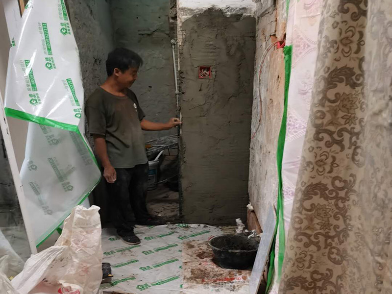 水電管道布線：工人按走向進(jìn)行墻面或地面開槽，開槽過程中，不允許出現(xiàn)墻面橫向開槽大于30cm的現(xiàn)象，因為橫向開槽將破壞整樓的承重，使得抗震能力降低而且墻面容易開裂。如果是保溫墻的話，開很長的橫槽有可能會導(dǎo)致開槽上部的保溫層整體脫落。墻面開槽一般都應(yīng)該是豎向垂直開槽。 埋入管線(包括布線和接好管道)和暗盒，電路施工時先安裝管路，然后再穿導(dǎo)線，這樣可以避免將來換線出現(xiàn)導(dǎo)線無法抽動的現(xiàn)象。穿管不能使用軟管，防止出現(xiàn)死角。同時電路接頭不要裸露在外面，應(yīng)該安裝在線盒內(nèi)，分線盒之間不允許有接頭。