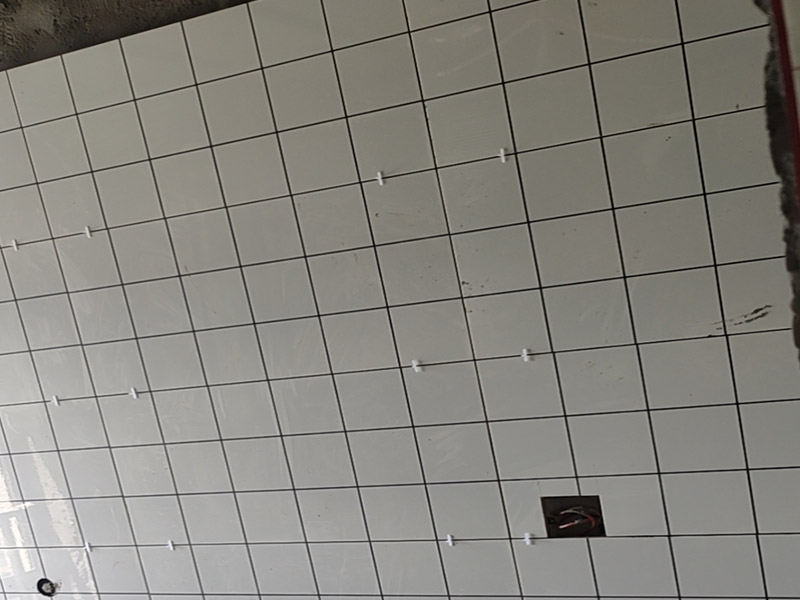 小方磚花磚鋪貼：首先應(yīng)除去基層表面的污垢，油漬，浮灰;除去基層上所有涂料層，膩?zhàn)訉?如果基層未能達(dá)到平整度要求，需對(duì)基層進(jìn)行預(yù)先的找平處理。鋪貼瓷磚前需事先找好垂直線，以此為基準(zhǔn)鋪貼的瓷磚高低均勻、垂直美觀;此外，施工前在墻體四周需彈出標(biāo)高控制線，在地面彈出十字線，以控制地磚分隔尺寸。加水后將粘結(jié)劑漿料攪拌至潤(rùn)滑均勻，無明顯塊狀或糊狀結(jié)塊，攪拌后的漿料靜置5-10分鐘后再稍加攪拌1-2分鐘即可使用。將調(diào)制好的漿料均勻地抹在瓷磚背面，要求漿料飽滿。將瓷磚平整地鋪貼在基層上，使用橡膠錘將瓷磚拍實(shí)鋪平。施工過程中，可小幅度轉(zhuǎn)動(dòng)瓷磚，使?jié){料與瓷磚背面充分接觸。