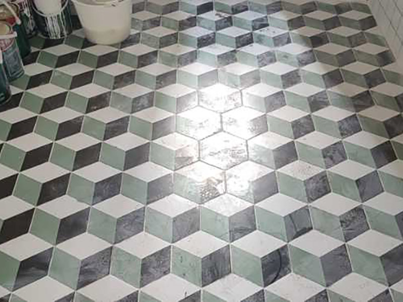 小方磚花磚鋪貼：首先應(yīng)除去基層表面的污垢，油漬，浮灰;除去基層上所有涂料層，膩?zhàn)訉?如果基層未能達(dá)到平整度要求，需對(duì)基層進(jìn)行預(yù)先的找平處理。鋪貼瓷磚前需事先找好垂直線，以此為基準(zhǔn)鋪貼的瓷磚高低均勻、垂直美觀;此外，施工前在墻體四周需彈出標(biāo)高控制線，在地面彈出十字線，以控制地磚分隔尺寸。加水后將粘結(jié)劑漿料攪拌至潤(rùn)滑均勻，無明顯塊狀或糊狀結(jié)塊，攪拌后的漿料靜置5-10分鐘后再稍加攪拌1-2分鐘即可使用。將調(diào)制好的漿料均勻地抹在瓷磚背面，要求漿料飽滿。將瓷磚平整地鋪貼在基層上，使用橡膠錘將瓷磚拍實(shí)鋪平。施工過程中，可小幅度轉(zhuǎn)動(dòng)瓷磚，使?jié){料與瓷磚背面充分接觸。