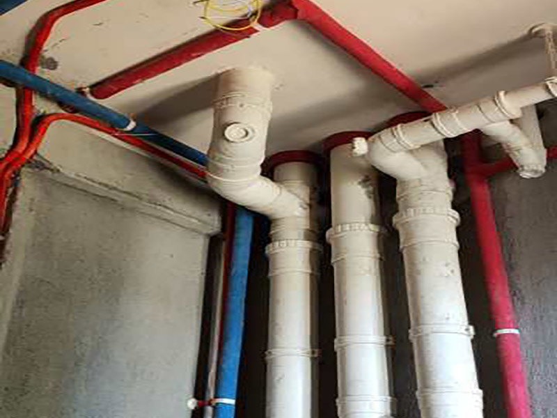 全屋水電開槽布線：水管管路開槽施工方法為先彈線，再開槽。管路開槽按要求必須是平行線與垂直線(如有水電施工圖的對照施工圖更好)。須平行走線的管路一律控制在60-90厘米高(從地面算起)，有水龍頭的管路必須垂直。深度控制在4厘米。線槽開好后施工負(fù)責(zé)人記好開槽管路尺寸、位置。方便以后潔具安裝時(shí)知道管路的位置。水路管道安裝之后，用水泥沙子混合封好衛(wèi)生間所有線槽。等線槽和地面填渣干后，再次清洗地面與墻面，墻地面水份干了即可做防水，墻面防水最好作一米高。