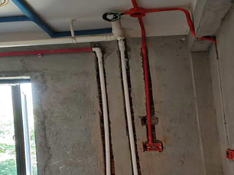 全屋水電開槽布線：水管管路開槽施工方法為先彈線，再開槽。管路開槽按要求必須是平行線與垂直線(如有水電施工圖的對照施工圖更好)。須平行走線的管路一律控制在60-90厘米高(從地面算起)，有水龍頭的管路必須垂直。深度控制在4厘米。線槽開好后施工負(fù)責(zé)人記好開槽管路尺寸、位置。方便以后潔具安裝時(shí)知道管路的位置。水路管道安裝之后，用水泥沙子混合封好衛(wèi)生間所有線槽。等線槽和地面填渣干后，再次清洗地面與墻面，墻地面水份干了即可做防水，墻面防水最好作一米高。