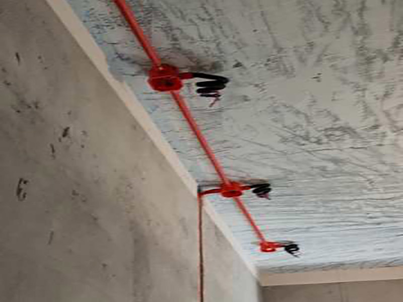 全屋水電開槽布線：水管管路開槽施工方法為先彈線，再開槽。管路開槽按要求必須是平行線與垂直線(如有水電施工圖的對照施工圖更好)。須平行走線的管路一律控制在60-90厘米高(從地面算起)，有水龍頭的管路必須垂直。深度控制在4厘米。線槽開好后施工負(fù)責(zé)人記好開槽管路尺寸、位置。方便以后潔具安裝時(shí)知道管路的位置。水路管道安裝之后，用水泥沙子混合封好衛(wèi)生間所有線槽。等線槽和地面填渣干后，再次清洗地面與墻面，墻地面水份干了即可做防水，墻面防水最好作一米高。