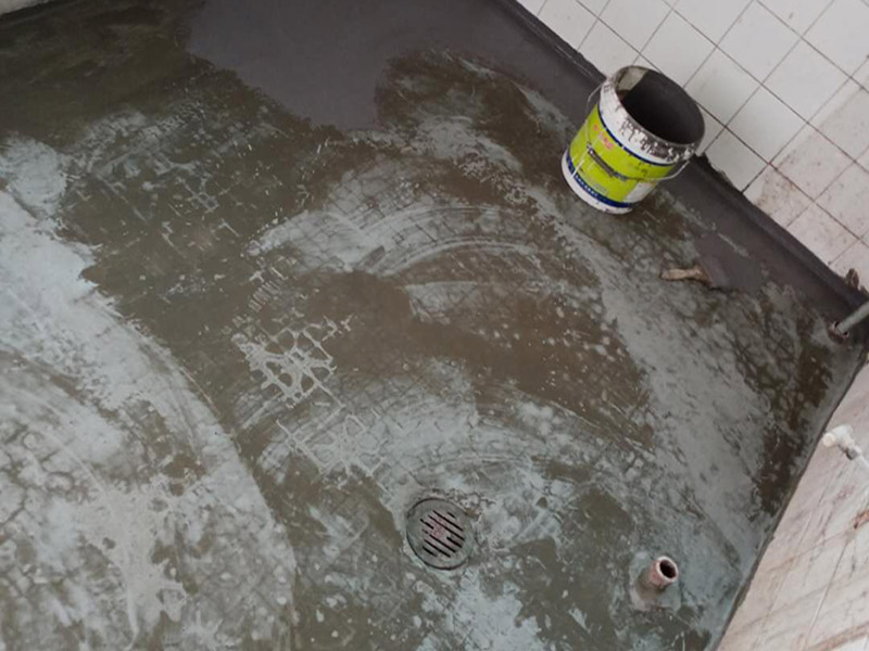 衛(wèi)生間防水貼磚：在地面用水泥砂漿找平一次，等它干透后再做防水。一般的防水施工要做2到3遍，而且防水的順序也是有講究的，比如，要先做完墻面防水再貼墻磚，其次才可以做地面防水，再貼地磚。因為地面經(jīng)常會踩來踩去，地面防水如果先做了會很容易踩壞。一般情況下，在2到3遍的防水層全部做好后，會有5到7天的固化期，所以自然的，貼瓷磚肯定是要等到這之后才能做。