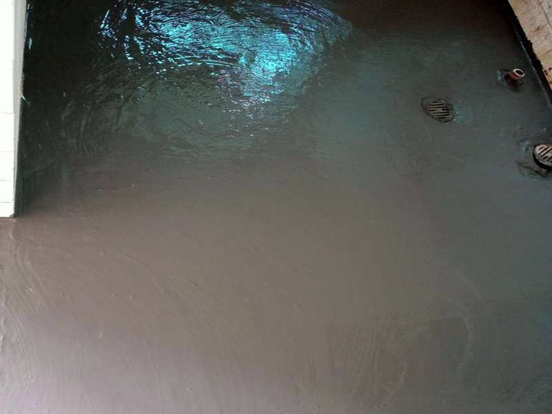 衛(wèi)生間防水貼磚：在地面用水泥砂漿找平一次，等它干透后再做防水。一般的防水施工要做2到3遍，而且防水的順序也是有講究的，比如，要先做完墻面防水再貼墻磚，其次才可以做地面防水，再貼地磚。因為地面經(jīng)常會踩來踩去，地面防水如果先做了會很容易踩壞。一般情況下，在2到3遍的防水層全部做好后，會有5到7天的固化期，所以自然的，貼瓷磚肯定是要等到這之后才能做。