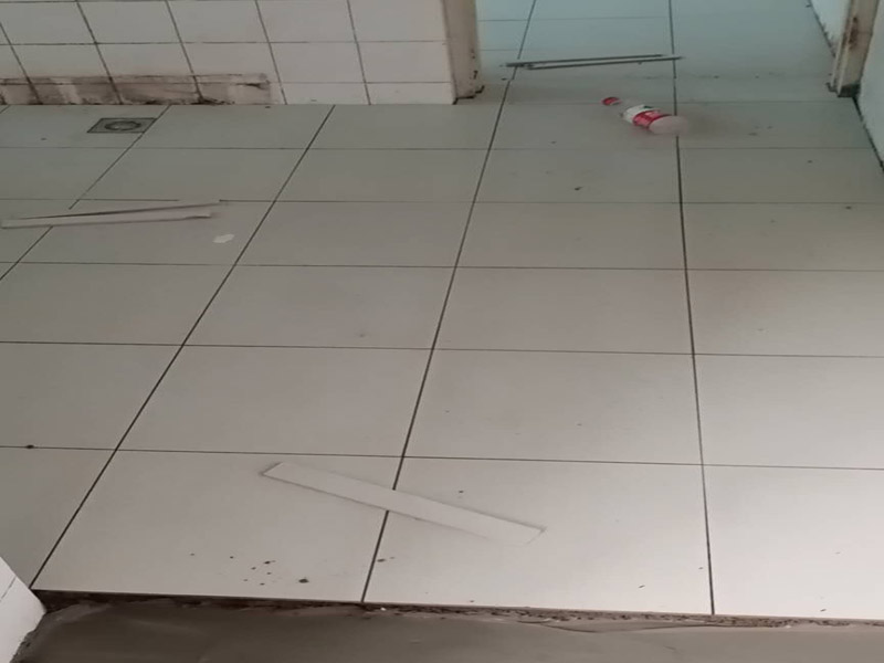 衛(wèi)生間防水貼磚：在地面用水泥砂漿找平一次，等它干透后再做防水。一般的防水施工要做2到3遍，而且防水的順序也是有講究的，比如，要先做完墻面防水再貼墻磚，其次才可以做地面防水，再貼地磚。因為地面經(jīng)常會踩來踩去，地面防水如果先做了會很容易踩壞。一般情況下，在2到3遍的防水層全部做好后，會有5到7天的固化期，所以自然的，貼瓷磚肯定是要等到這之后才能做。