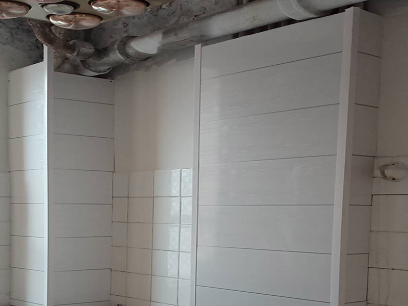 衛(wèi)生間防水貼磚：在地面用水泥砂漿找平一次，等它干透后再做防水。一般的防水施工要做2到3遍，而且防水的順序也是有講究的，比如，要先做完墻面防水再貼墻磚，其次才可以做地面防水，再貼地磚。因為地面經(jīng)常會踩來踩去，地面防水如果先做了會很容易踩壞。一般情況下，在2到3遍的防水層全部做好后，會有5到7天的固化期，所以自然的，貼瓷磚肯定是要等到這之后才能做。