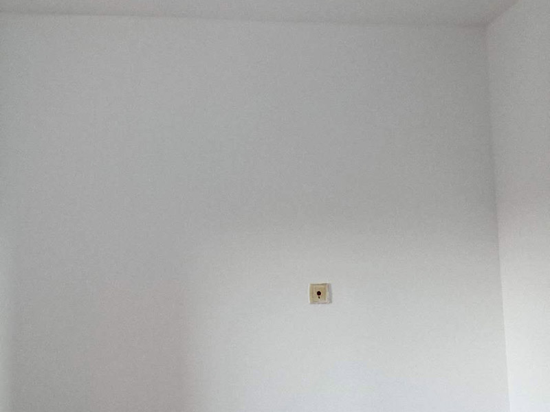 臥室墻面翻新：首先在做翻新的時候一定要把之前的墻面給處理干凈，粉化嚴(yán)重的一定要鏟除干凈。由于之前的墻面有刷過油漆和乳膠漆，所在做完鏟除后一定要做打磨處理，將原來墻體上的結(jié)實(shí)的表皮及浮沉全部清理掉，如果說墻體出現(xiàn)小部分的凹陷以及裂縫的話可以用膩?zhàn)由晕⑻钛a(bǔ)一下。在修補(bǔ)的過程中要是沒有做到全面，并且上漆過程已經(jīng)做了的話那就會顯得相當(dāng)?shù)穆闊?，上漆工程完成后的話再對沒有修補(bǔ)到的地方進(jìn)行修補(bǔ)的話就會很難達(dá)到預(yù)想效果，最大的問題就是會導(dǎo)致色差的問題，所以在修補(bǔ)的時候一定要做到仔細(xì)、全面，不要為后面的工程造成負(fù)擔(dān)。在上面漆之前要裝油漆按照漆桶的說明配比及涂刷，要準(zhǔn)備足夠的量，保證顏色的相同，不要因?yàn)榱可偃绷亢髞磉M(jìn)行后補(bǔ)，這樣很容易發(fā)生色差的問題。刷面漆時要選擇質(zhì)量好的刷漆滾筒，這樣刷出來的質(zhì)地才會更加的均勻好看。