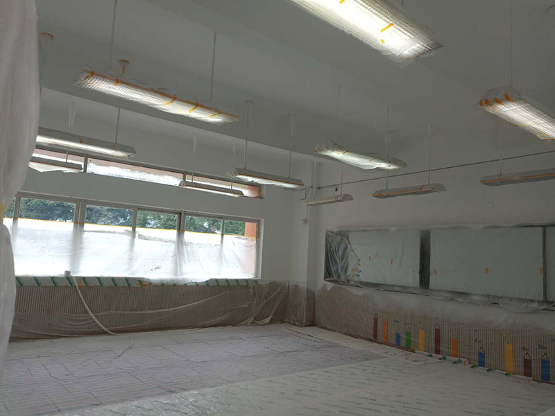 幼兒園翻新裝修:基層處理：將墻面起皮及松動(dòng)處清除干凈，并用水泥砂漿補(bǔ)抹。有裂縫的地方一般用牛皮紙帶和白乳膠貼住裂縫。一般輕體墻和保溫墻等非承重墻需要貼布，盡量選擇質(zhì)地好一點(diǎn)的墻布和白乳膠或網(wǎng)格布，網(wǎng)格布相對(duì)防裂效果會(huì)更好一點(diǎn)。 刷界面劑：界面劑能夠增強(qiáng)對(duì)基層的粘結(jié)力，避免了抹灰層空鼓、起殼的現(xiàn)象，從而代替人工鑿毛處理，省時(shí)省力。在刷界面劑時(shí)，一定都要刷到刷勻。 墻面找平：凹凸不平的墻面需要找平，對(duì)于墻面不平的地方要用粉刷石膏找平，使得墻面的誤差不超過3毫米。陰陽(yáng)角如果不直的話，也需要用粉刷石膏，并且用靠尺靠直。 打磨：打磨是漆工步驟中很關(guān)鍵的一步，打磨好了，最后上漆的效果才能好。盡量用較細(xì)的砂紙，如果砂紙?zhí)值脑挄?huì)留下很深的砂痕。 刷面漆：不要加過量的水，會(huì)影響漆膜厚度、手感和漆膜的硬度。盡量選擇好一點(diǎn)的工具。涂刷主要注意墻角、每滾中間接茬部分和收漆方向。面漆一般刷兩遍即可。
