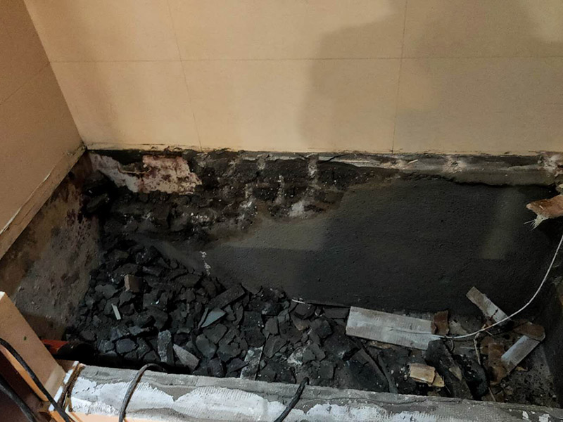 磚砌浴缸拆除防水：一般衛(wèi)浴間滲漏水都是建筑的細部構造出了問題。地漏、墻角、管根這3個地方由于接口較多，易出現縫隙，因此這3個地方一般比較容易出現滲漏水。此外，若浴缸或是淋浴房下水口與下水管接口不嚴密，容易發(fā)生縫隙，出現滲漏水。衛(wèi)浴間的防水工作要做好，不然出現漏水問題是挺麻煩的事。 由于涂料能嚴密地包住管道與地面，滲入縫隙，干燥后不會收縮，因此比防水水泥等剛性材料更適合用于衛(wèi)浴間這種管道、縫隙較多的小面積房屋。