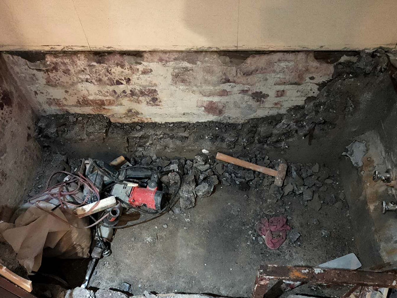 磚砌浴缸拆除防水：一般衛(wèi)浴間滲漏水都是建筑的細部構造出了問題。地漏、墻角、管根這3個地方由于接口較多，易出現縫隙，因此這3個地方一般比較容易出現滲漏水。此外，若浴缸或是淋浴房下水口與下水管接口不嚴密，容易發(fā)生縫隙，出現滲漏水。衛(wèi)浴間的防水工作要做好，不然出現漏水問題是挺麻煩的事。 由于涂料能嚴密地包住管道與地面，滲入縫隙，干燥后不會收縮，因此比防水水泥等剛性材料更適合用于衛(wèi)浴間這種管道、縫隙較多的小面積房屋。