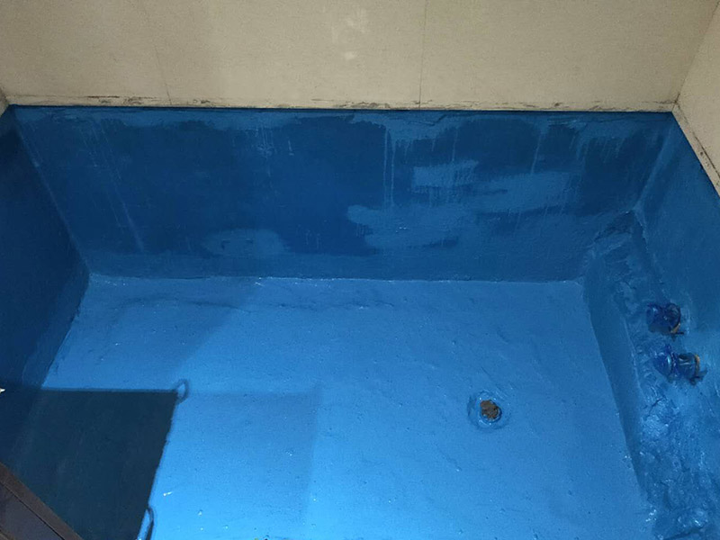 磚砌浴缸拆除防水：一般衛(wèi)浴間滲漏水都是建筑的細部構造出了問題。地漏、墻角、管根這3個地方由于接口較多，易出現縫隙，因此這3個地方一般比較容易出現滲漏水。此外，若浴缸或是淋浴房下水口與下水管接口不嚴密，容易發(fā)生縫隙，出現滲漏水。衛(wèi)浴間的防水工作要做好，不然出現漏水問題是挺麻煩的事。 由于涂料能嚴密地包住管道與地面，滲入縫隙，干燥后不會收縮，因此比防水水泥等剛性材料更適合用于衛(wèi)浴間這種管道、縫隙較多的小面積房屋。