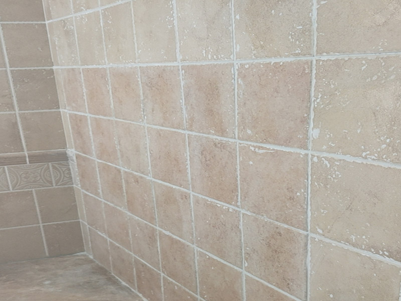 瓷磚空鼓脫落鋪貼:將挑選好的瓷磚浸泡在水盆里，浸泡時間按瓷磚的密度而定，以水盆里不出水泡為好，說明瓷磚內(nèi)部已無空氣。瓷磚泡好后，將瓷磚從水盆里拿出來，瀝瀝水，瓷磚有水較滑，動作要輕巧小心，以免瓷磚滑落摔破。晾干后，瓷磚鋪貼平整，也要求墻壁本身要平整，用直尺在毛坯房墻面找平。將801膠水與水按1：5的比例調(diào)配，膠水取代傳統(tǒng)的黃沙讓泥漿更有粘性。墻面如果有不平整的地方，用鏟刀修理平整，再用直尺檢測全部平整才合格。在墻壁上涂一層防水涂料，以防止衛(wèi)浴間的水汽滲進墻壁。這個步驟很重要，一定不可省略。