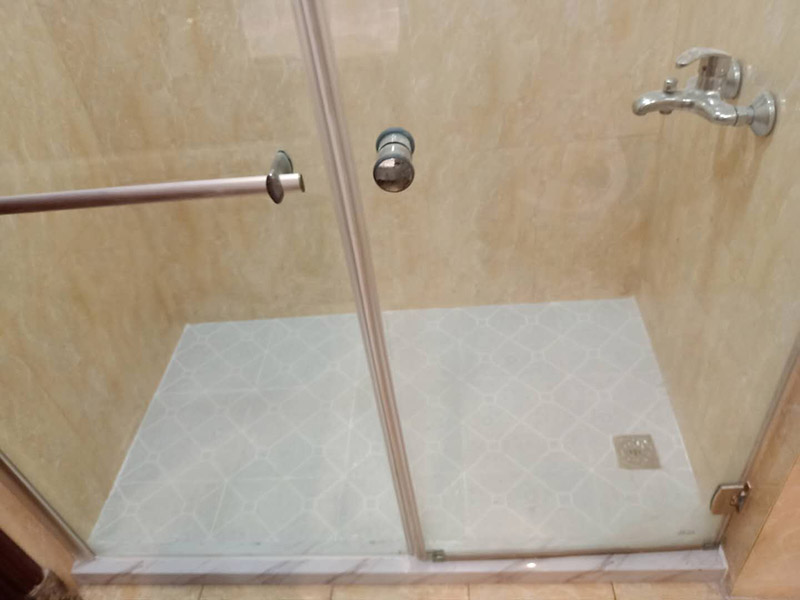 衛(wèi)生間改造潔具安裝：首先衛(wèi)浴潔具安裝前應(yīng)該先布局水電安裝一貼浴室墻磚一然后浴室吊頂(要安裝浴霸的童鞋需要預(yù)留通風(fēng)口或者同時(shí)安裝浴霸)一鋪設(shè)浴室地磚(此時(shí)要考慮其他潔具的進(jìn)水口跟出水口預(yù)留，還有如果考慮安裝蹲便器需要同時(shí)安裝)一安裝三角閥(三角閥的作用是方便日后衛(wèi)浴維修跟控制水流)一然后可以依次安裝馬桶、洗面盆或者浴室柜、浴盆浴缸等一然后才是安裝燈具、插座、跟鏡子一其他五金配件(如安裝毛巾環(huán)、安裝毛巾架等)。