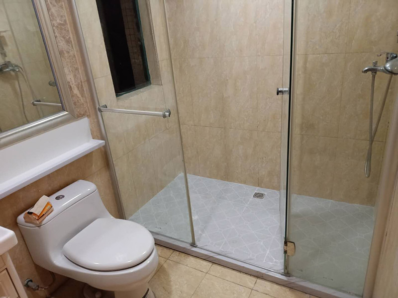 衛(wèi)生間改造潔具安裝：首先衛(wèi)浴潔具安裝前應(yīng)該先布局水電安裝一貼浴室墻磚一然后浴室吊頂(要安裝浴霸的童鞋需要預(yù)留通風(fēng)口或者同時(shí)安裝浴霸)一鋪設(shè)浴室地磚(此時(shí)要考慮其他潔具的進(jìn)水口跟出水口預(yù)留，還有如果考慮安裝蹲便器需要同時(shí)安裝)一安裝三角閥(三角閥的作用是方便日后衛(wèi)浴維修跟控制水流)一然后可以依次安裝馬桶、洗面盆或者浴室柜、浴盆浴缸等一然后才是安裝燈具、插座、跟鏡子一其他五金配件(如安裝毛巾環(huán)、安裝毛巾架等)。