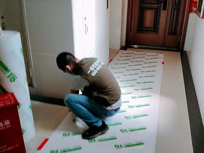 客廳瓷磚鋪貼:干鋪法和濕鋪法。主流的是干鋪法，因為干鋪法能有效避免瓷磚在鋪磚過程中造成氣泡、空鼓等現(xiàn)象（空鼓可能會導致瓷磚破裂），但是干鋪法技術(shù)含量較高，比較費工 1、混凝土墻面處理：用火堿水或其他洗滌劑將施工面清洗干凈，用1 ：1水泥砂漿甩成小拉毛，兩天后抹成1：3水泥砂漿底層。 2、磚墻面處理：將施工面清理干凈，然后用清水打濕墻面，抹1：3水泥砂漿底層。 3、舊建筑面處理：清理原施工面污垢，并將此面用手鑿處理成毛墻面。 4、瓷磚鋪貼前應充分浸水，以保證鋪貼牢固。